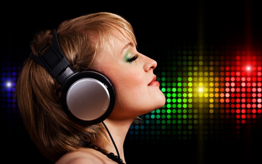 girl-listening-music-1680-1050-7947